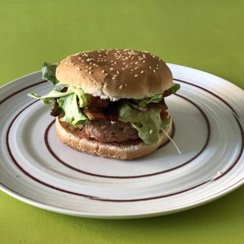 Hamburger con cipolla caramellata e crema di avocado e friggitelli
