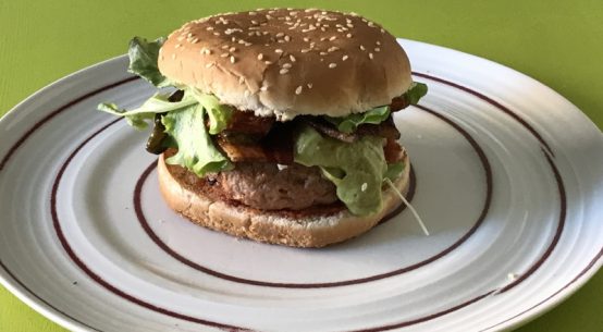 Hamburger con cipolla caramellata e crema di avocado e friggitelli