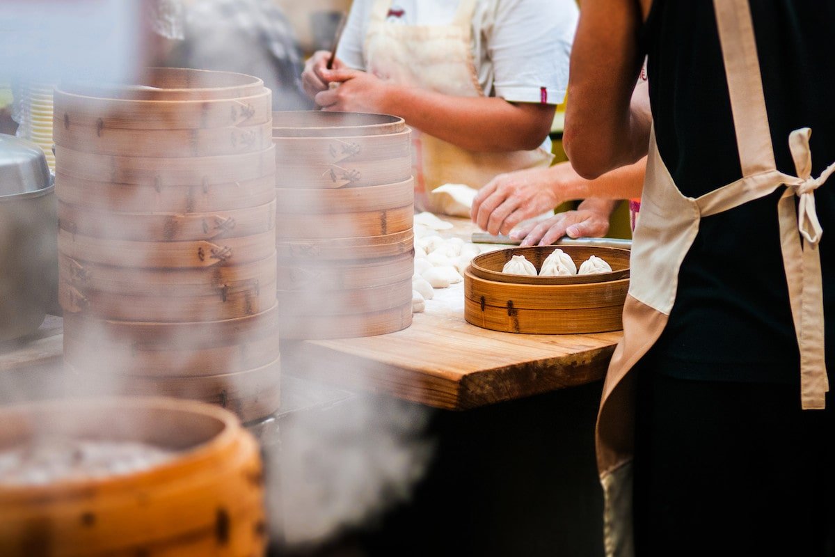 Ravioli al vapore ripieni di carne e verdure: la ricetta cinese con  vaporiera